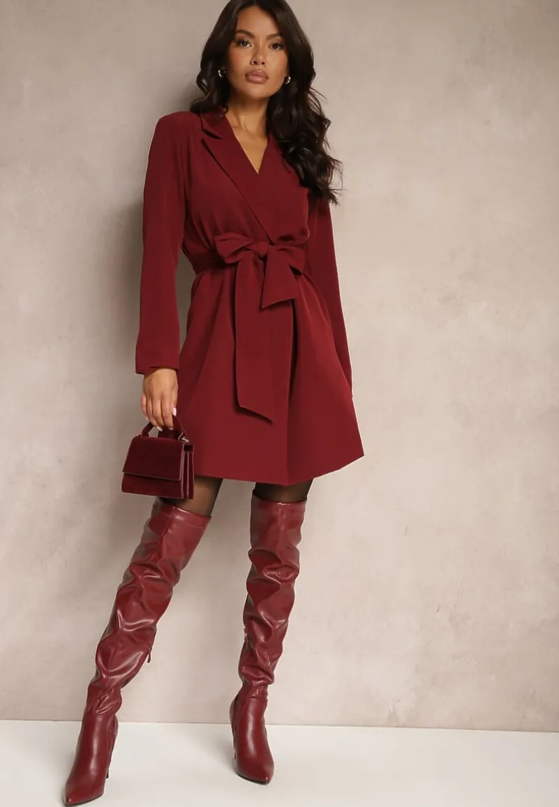 Czerwona Sukienka o Kroju Marynarki z Usztywnioną Linią Ramion Wiązana w Talii Equintina