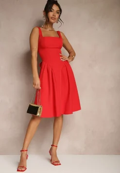 Czerwona Sukienka o Rozkloszowanym Fasonie z Kokardą na Tyle Soneritia