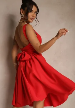 Czerwona Sukienka o Rozkloszowanym Fasonie z Kokardą na Tyle Soneritia