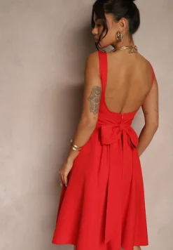 Czerwona Sukienka o Rozkloszowanym Fasonie z Kokardą na Tyle Soneritia