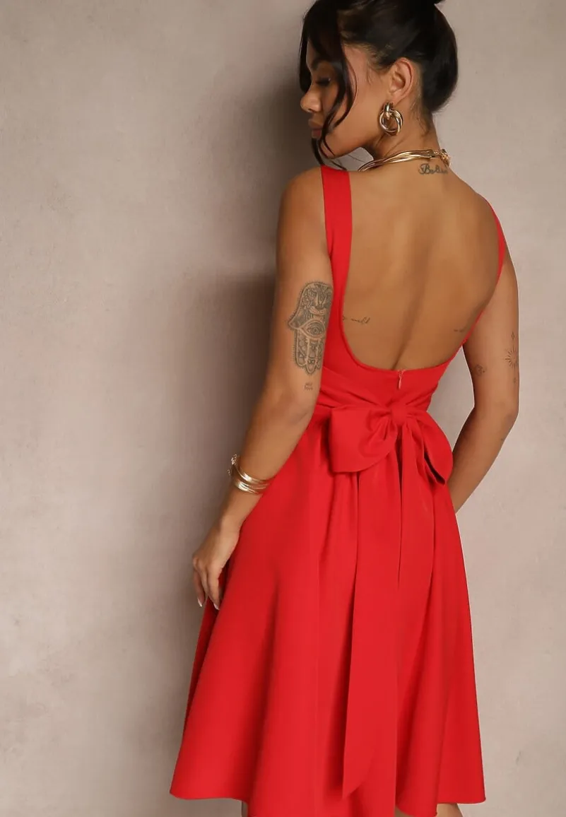 Czerwona Sukienka o Rozkloszowanym Fasonie z Kokardą na Tyle Soneritia