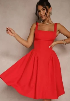 Czerwona Sukienka o Rozkloszowanym Fasonie z Kokardą na Tyle Soneritia