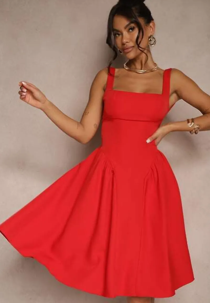 Czerwona Sukienka o Rozkloszowanym Fasonie z Kokardą na Tyle Soneritia