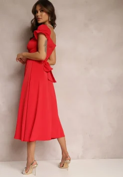 Czerwona Sukienka o Rozkloszowanym Kroju z Wiązaniem Perolis