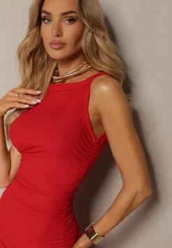 Czerwona Sukienka z Prążkowanego Materiału z Marszczeniami Etola