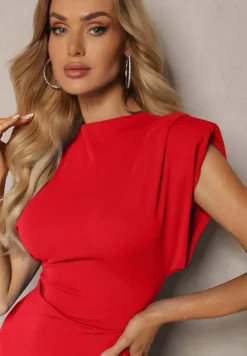 Czerwona Taliowana Sukienka z Rozcięciem i Poduszkami na Ramionach Melloretta