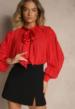 Czerwona Tłoczona Bluzka o Koszulowym Kroju z Ozdobnym Wiązaniem Sepalea