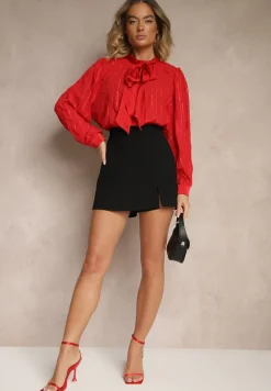 Czerwona Tłoczona Bluzka o Koszulowym Kroju z Ozdobnym Wiązaniem Sepalea