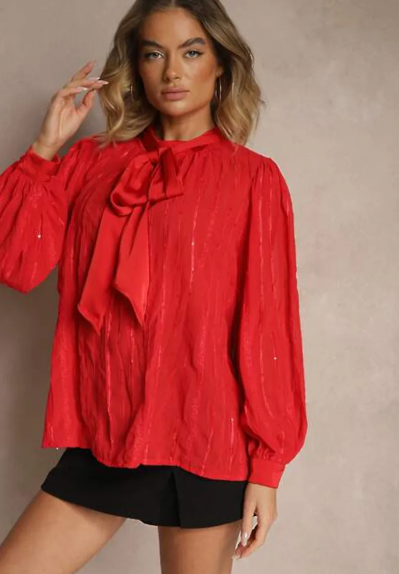 Czerwona Tłoczona Bluzka o Koszulowym Kroju z Ozdobnym Wiązaniem Sepalea