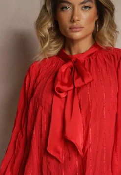 Czerwona Tłoczona Bluzka o Koszulowym Kroju z Ozdobnym Wiązaniem Sepalea