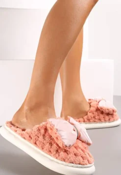 Czerwone Ciepłe Kapcie Futrzane Ozdobione Tłoczeniem i Kokardką Davelle