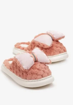 Czerwone Ciepłe Kapcie Futrzane Ozdobione Tłoczeniem i Kokardką Davelle