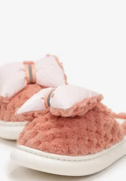 Czerwone Ciepłe Kapcie Futrzane Ozdobione Tłoczeniem i Kokardką Davelle