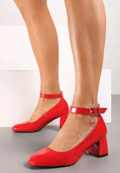 Czerwone Czółenka Lakierowane na Słupku z Paskiem Wokół Kostki Firiera