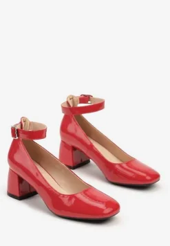 Czerwone Czółenka Lakierowane na Słupku z Paskiem Wokół Kostki Firiera