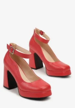 Czerwone Czółenka na Platformie i Stożkowym Słupku z Ozdobnym Paskiem Firirya