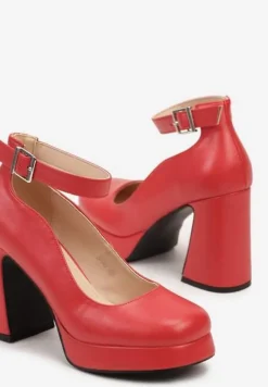 Czerwone Czółenka na Platformie i Stożkowym Słupku z Ozdobnym Paskiem Firirya