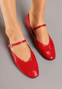 Czerwone Lakierowane Balerinki z Eleganckim Paskiem z Klamerką Falseki