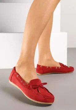 Czerwone Mokasyny z Ekozamszu Zdobione Wiązaniem z Kokardą Sonilora