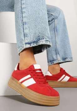 Czerwone Sneakersy Kultowe Tenisówki z Ozdobnymi Paskami Vandell