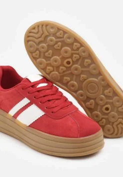 Czerwone Sneakersy Kultowe Tenisówki z Ozdobnymi Paskami Vandell