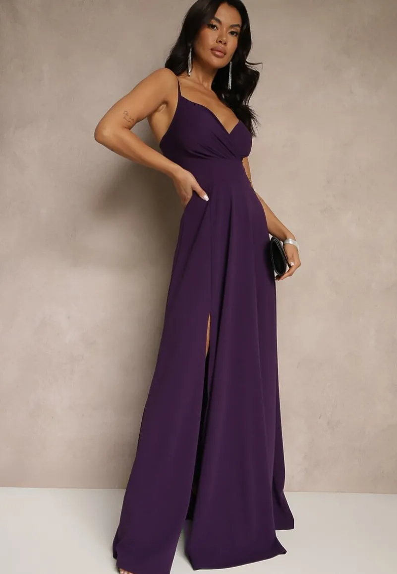 Fioletowa Elegancka Sukienka o Rozkloszowanym Kroju z Rozcięciem na Ramiączkach z Kopertowym Dekoltem Winelia