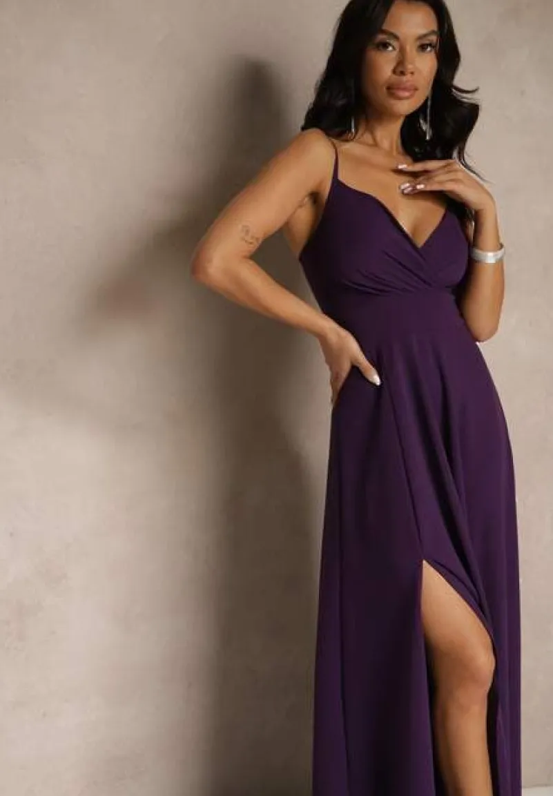 Fioletowa Elegancka Sukienka o Rozkloszowanym Kroju z Rozcięciem na Ramiączkach z Kopertowym Dekoltem Winelia