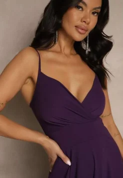 Fioletowa Elegancka Sukienka o Rozkloszowanym Kroju z Rozcięciem na Ramiączkach z Kopertowym Dekoltem Winelia