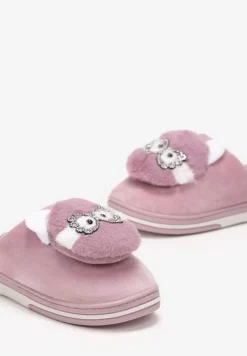 Fioletowe Futrzane Kapcie z Ozdobną Naszywką Oklonna