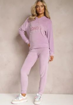 Fioletowy Dresowy Komplet z Weluru Klasyczne Spodnie i Bluza Ozdobiona Napisem z Brokatem Nerissali