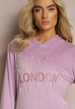 Fioletowy Dresowy Komplet z Weluru Klasyczne Spodnie i Bluza Ozdobiona Napisem z Brokatem Nerissali