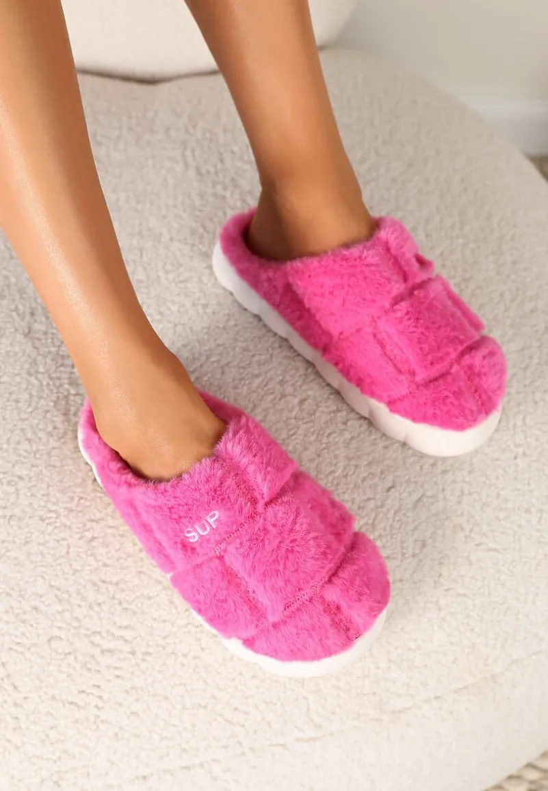 Fuksjowe Płaskie Futrzane Kapcie z Geometrycznym Wzorem Naoritha