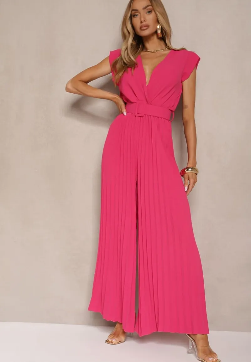 Fuksjowy Kopertowy Kombinezon Wide Leg Zdobiony Plisami i Paskiem z Klamrą Salirella