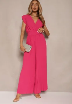 Fuksjowy Kopertowy Kombinezon Wide Leg Zdobiony Plisami i Paskiem z Klamrą Salirella