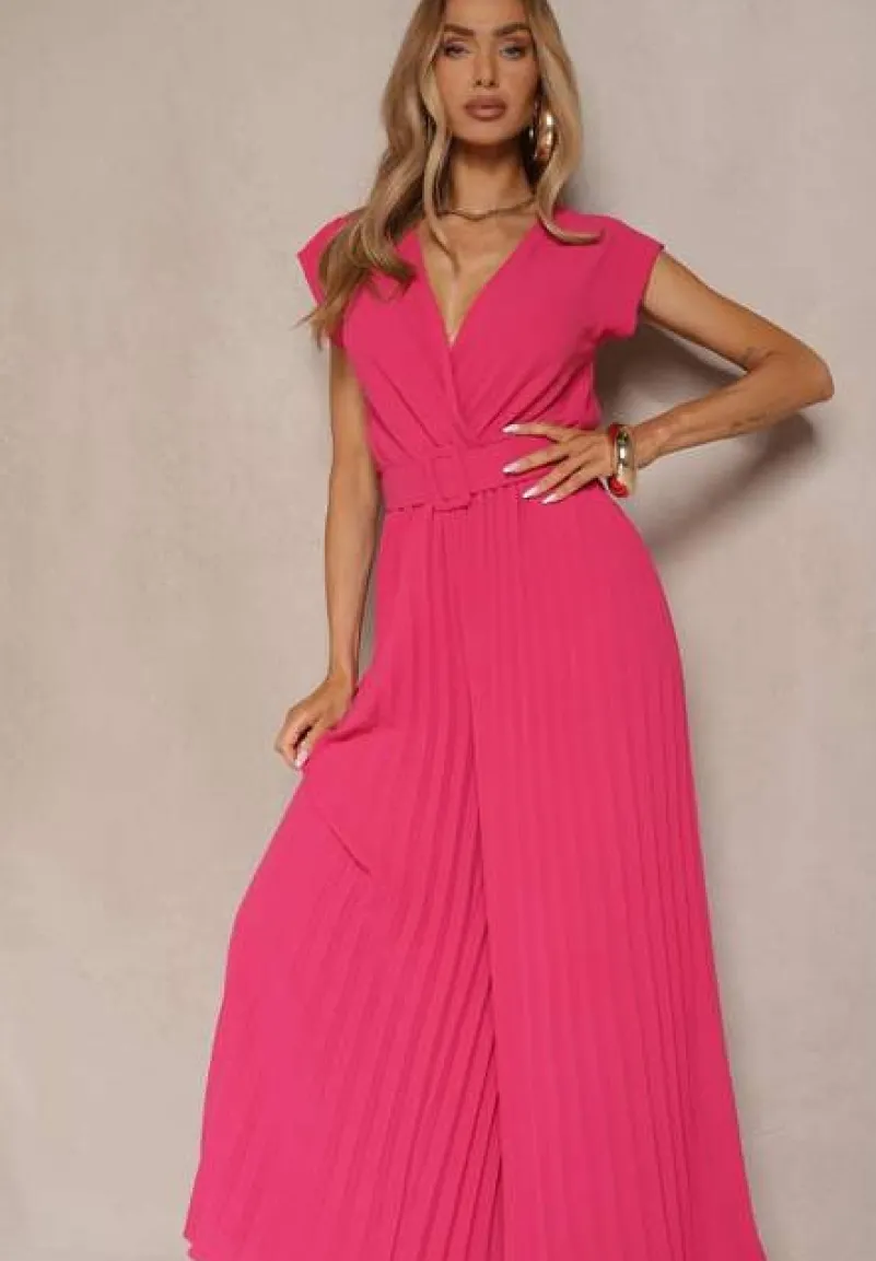 Fuksjowy Kopertowy Kombinezon Wide Leg Zdobiony Plisami i Paskiem z Klamrą Salirella