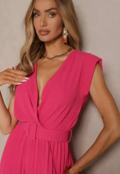 Fuksjowy Kopertowy Kombinezon Wide Leg Zdobiony Plisami i Paskiem z Klamrą Salirella