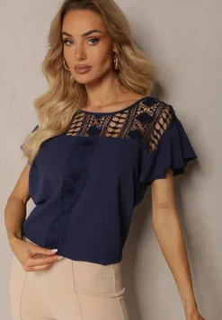 Granatowa Bluzka z Falbankami Wokół Ramion i Ażurową Koronką Przy Dekolcie Dastisa