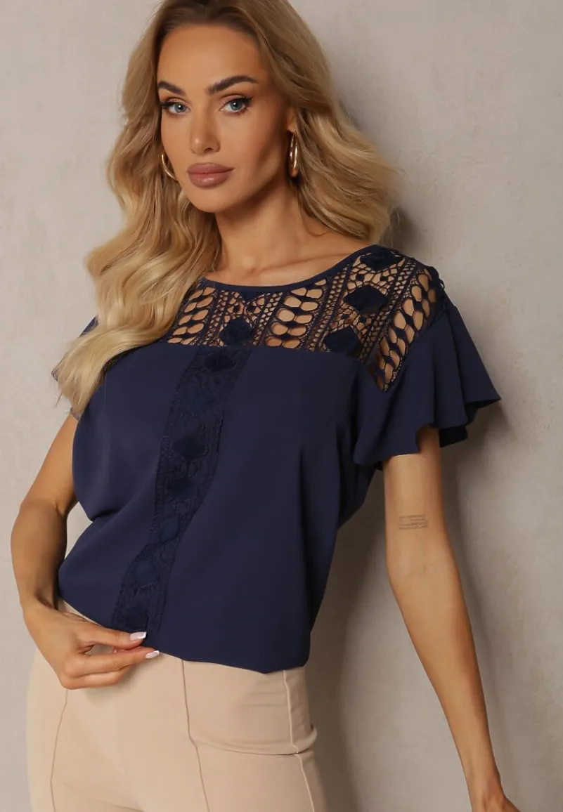 Granatowa Bluzka z Falbankami Wokół Ramion i Ażurową Koronką Przy Dekolcie Dastisa