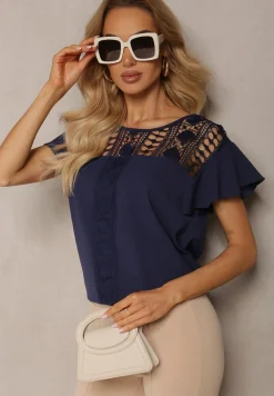 Granatowa Bluzka z Falbankami Wokół Ramion i Ażurową Koronką Przy Dekolcie Dastisa