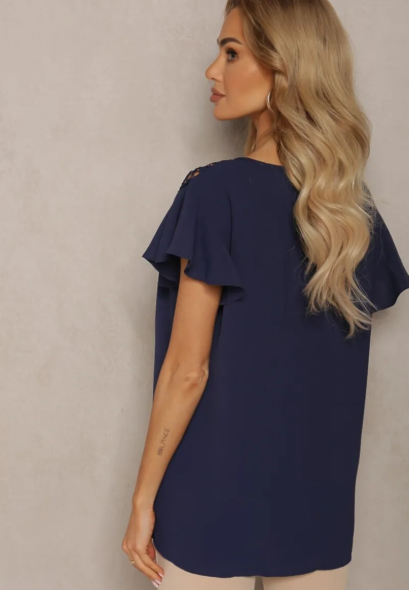 Granatowa Bluzka z Falbankami Wokół Ramion i Ażurową Koronką Przy Dekolcie Dastisa