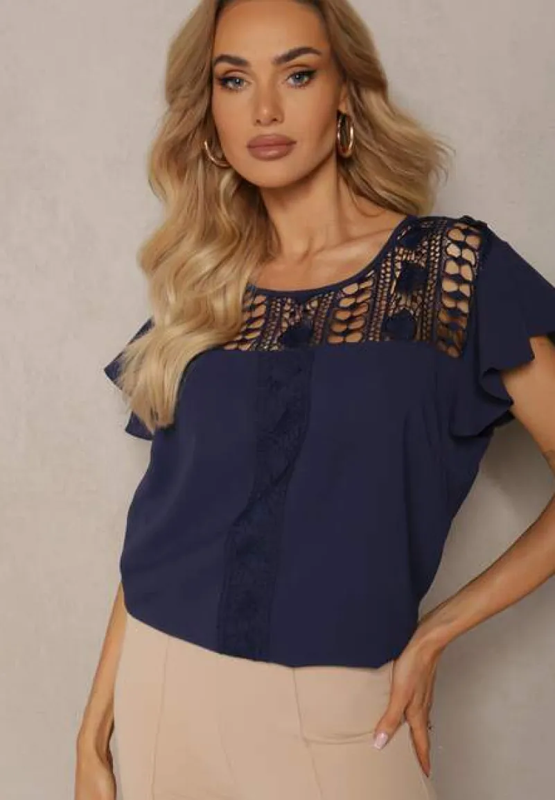 Granatowa Bluzka z Falbankami Wokół Ramion i Ażurową Koronką Przy Dekolcie Dastisa
