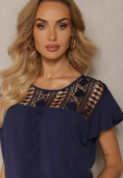 Granatowa Bluzka z Falbankami Wokół Ramion i Ażurową Koronką Przy Dekolcie Dastisa