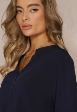 Granatowa Bluzka z Wiskozy z Dekoltem Zapinanym na Guziki Sarika