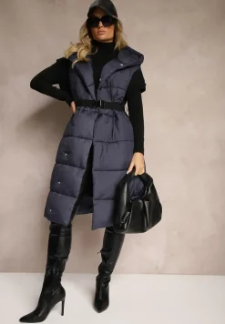 Granatowa Długa Kamizelka z Pikowanego Materiału o Kopertowym Kroju z Kapturem i Paskiem Nerietta