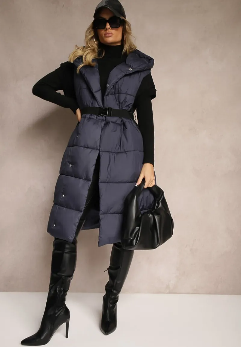 Granatowa Długa Kamizelka z Pikowanego Materiału o Kopertowym Kroju z Kapturem i Paskiem Nerietta