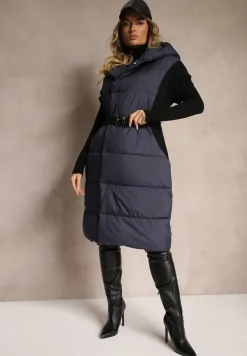 Granatowa Długa Kamizelka z Pikowanego Materiału o Kopertowym Kroju z Kapturem i Paskiem Nerietta