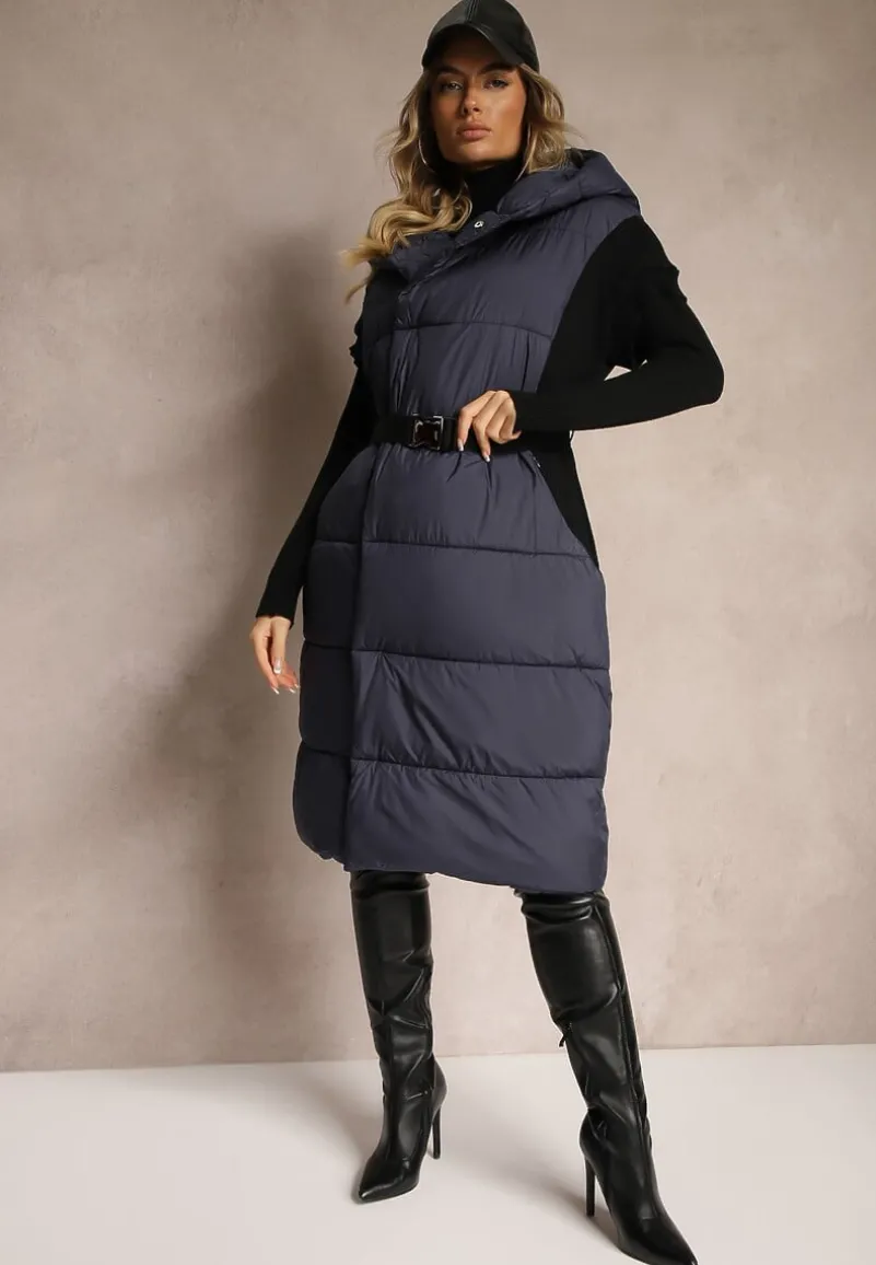 Granatowa Długa Kamizelka z Pikowanego Materiału o Kopertowym Kroju z Kapturem i Paskiem Nerietta