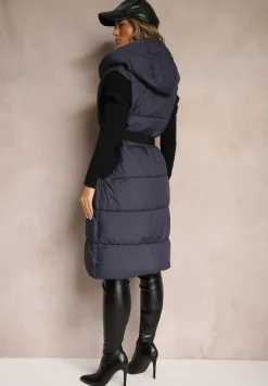 Granatowa Długa Kamizelka z Pikowanego Materiału o Kopertowym Kroju z Kapturem i Paskiem Nerietta