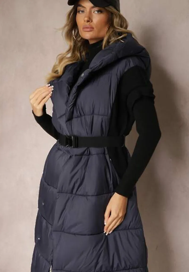 Granatowa Długa Kamizelka z Pikowanego Materiału o Kopertowym Kroju z Kapturem i Paskiem Nerietta