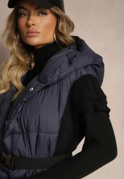 Granatowa Długa Kamizelka z Pikowanego Materiału o Kopertowym Kroju z Kapturem i Paskiem Nerietta